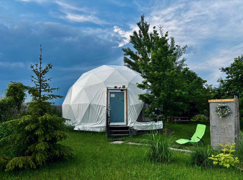Jardí fora de Glamping Stacja Zieleniec w Nałęczowie