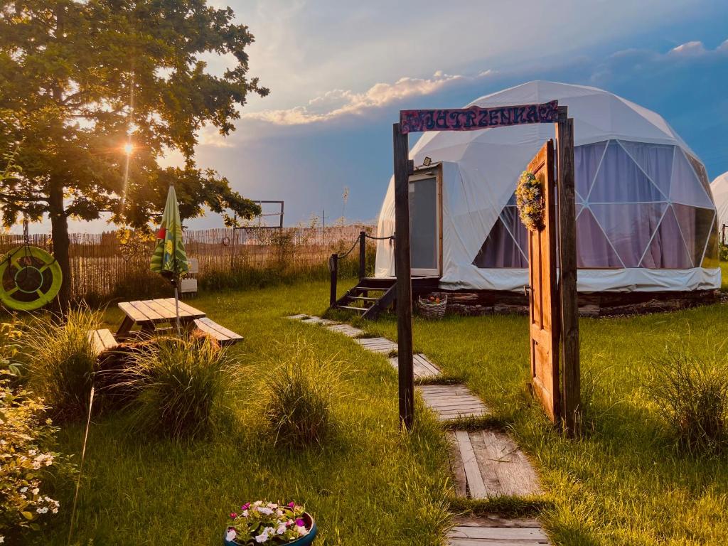 Jardí fora de Glamping Stacja Zieleniec w Nałęczowie