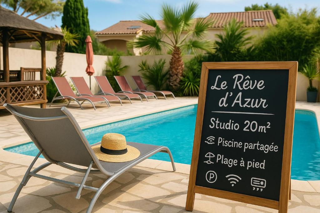 - un chapeau assis sur une chaise près de la piscine dans l'établissement Rêve D'azur plage de la Nartelle studio 20m2 avec piscine partagée, parking Barbecue, draps inclus à la Nartelle, à Sainte-Maxime