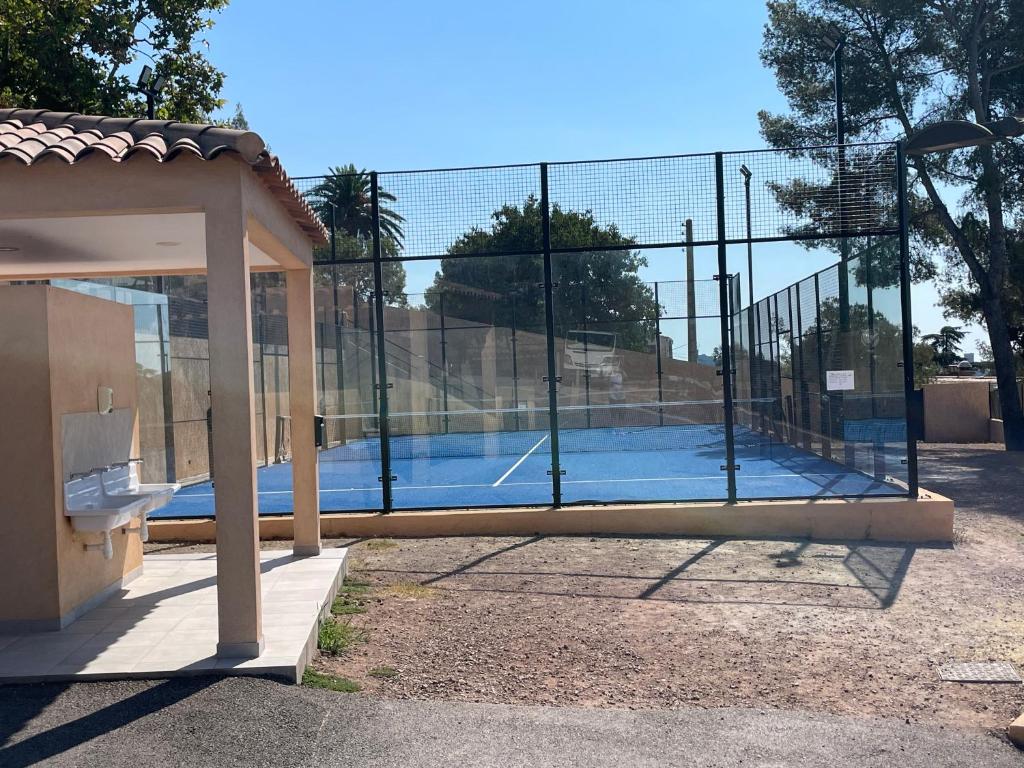 Tenis a/nebo squash v ubytování Frantheor Saint-Raphael 4 étoiles nebo okolí