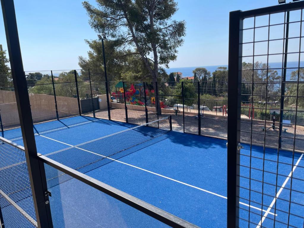 Tenis a/nebo squash v ubytování Frantheor Saint-Raphael 4 étoiles nebo okolí