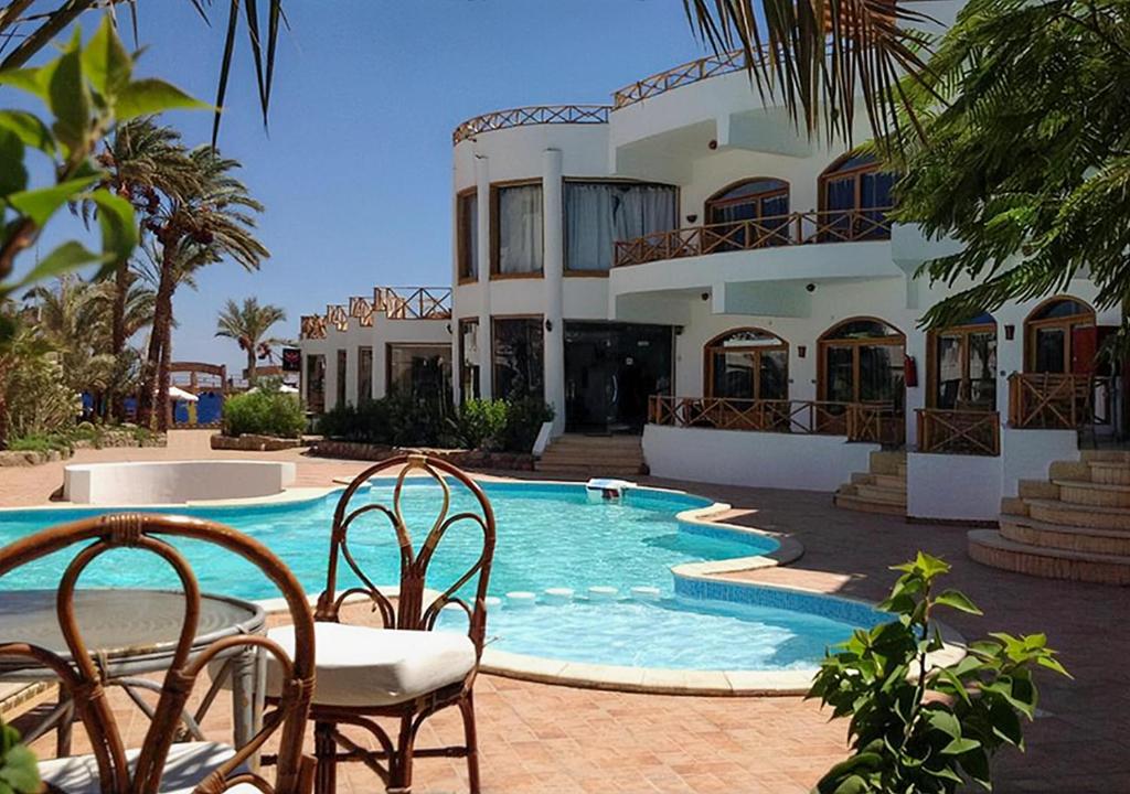 Bazén v ubytování Red Sea Relax Hotel nebo v jeho okolí