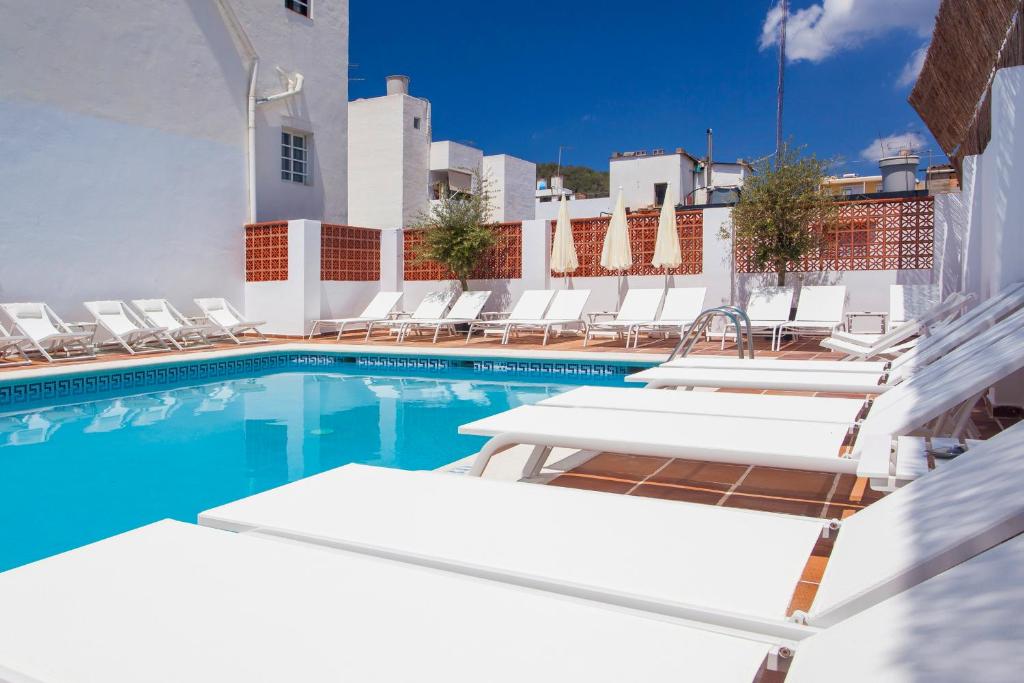 Bazén v ubytování Can Beia Hostal Boutique nebo v jeho okolí