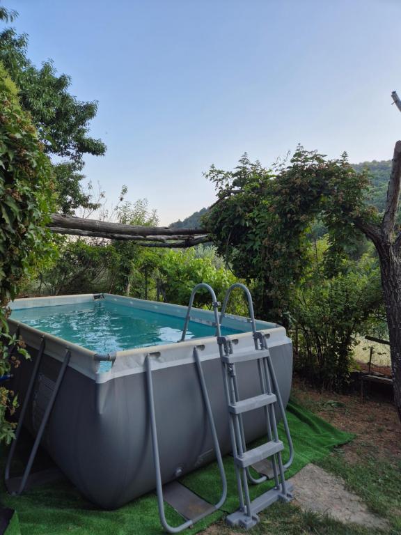 a bath tub with a ladder and a chair next to it at La Casa de Cadia 2 in El Real de San Vicente