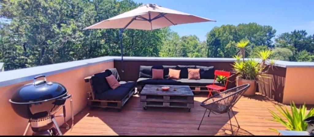 Μπαλκόνι ή βεράντα στο Chambre cocon avec accès sur terrasse panoramique vue forêt