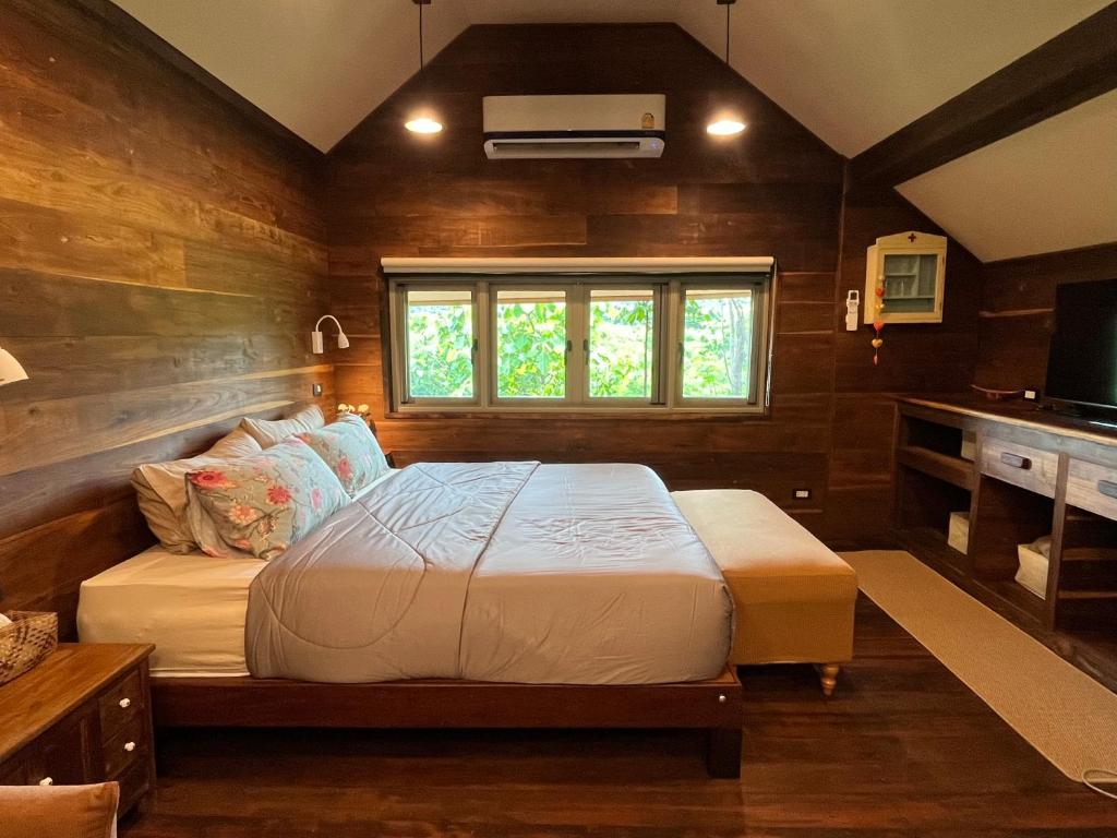 Ένα ή περισσότερα κρεβάτια σε δωμάτιο στο 206 Wan Warn, 3 wooden houses in Kaeng Krachan Forest