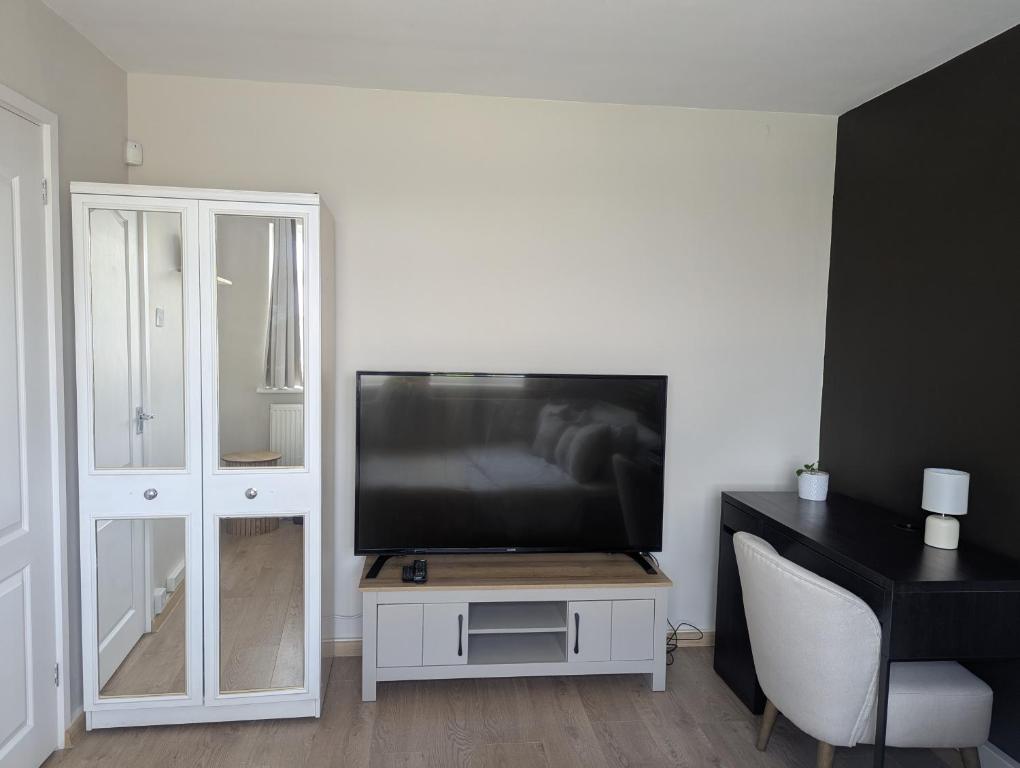 Gallery image of Cozy garden facing room in Erdington