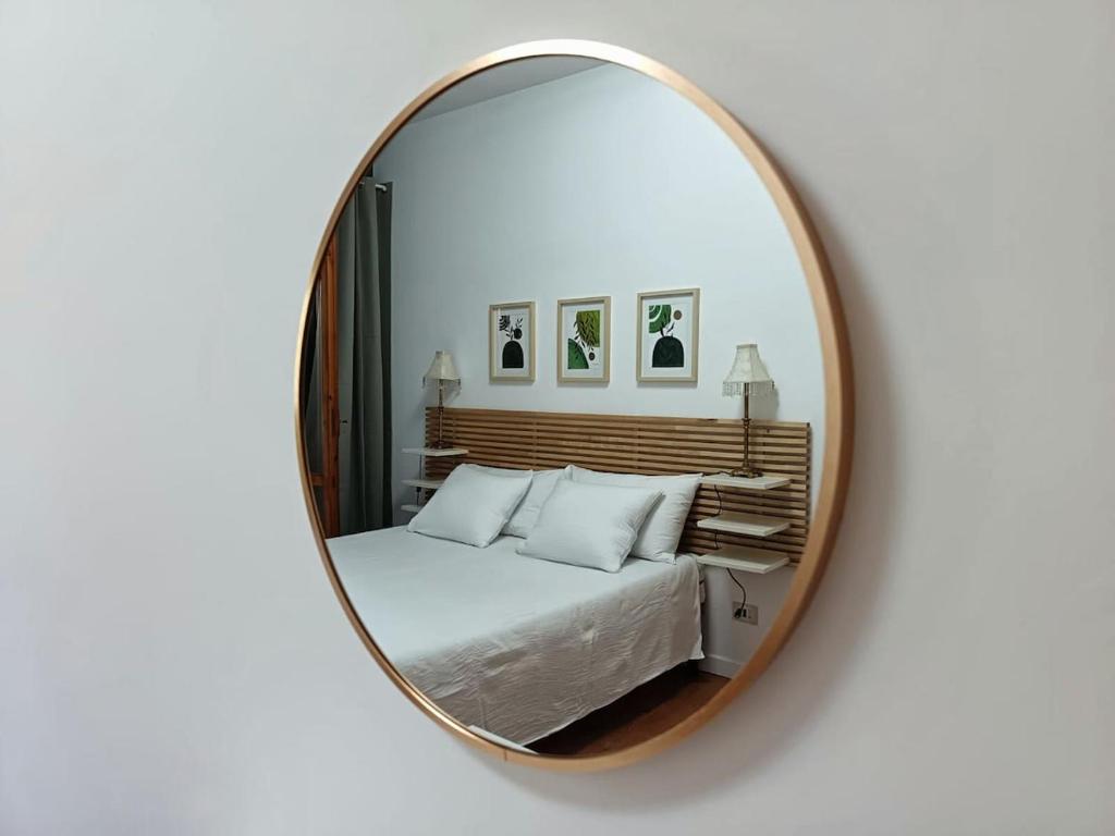 - une chambre avec un lit dans un miroir dans l'établissement Bed & Movie, à Rome