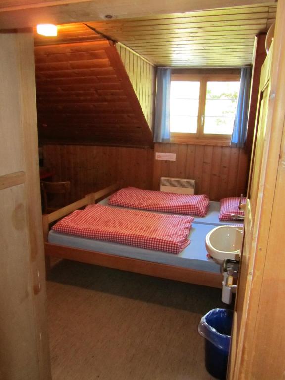 Postel nebo postele na pokoji v ubytování Jugendherberge Hospental