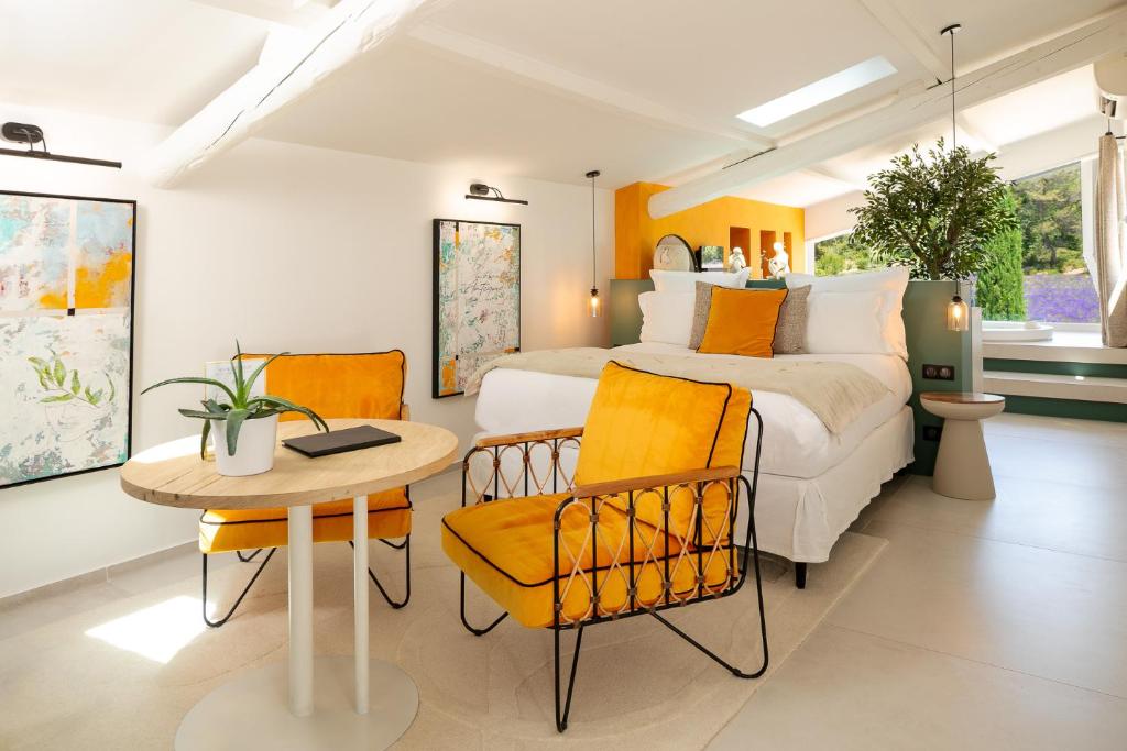 Posezení v ubytování La Bastide de Damien, 5 clefs Demeure d'Exception et Table Remarquable dans le guide Teritoria, JACUZZI Privatif, Cuisine étoilée Dominique Frérard