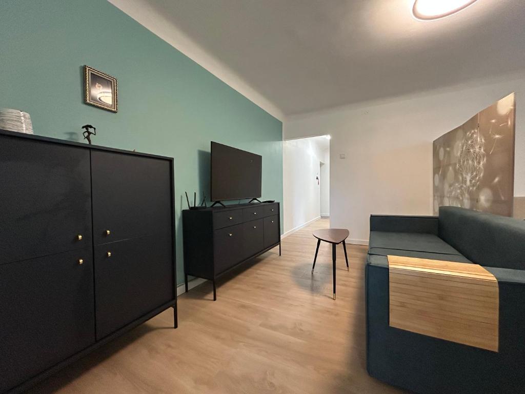 Una sala de estar con un sofá y una cómoda. en Kauguri Breeze, en Jūrmala