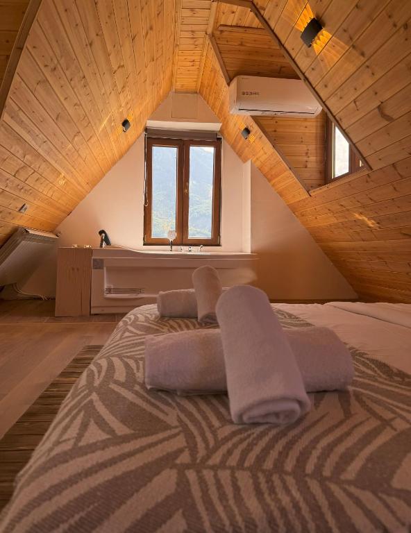 Una cama o camas en una habitación de Valter & Drita's Guesthouse