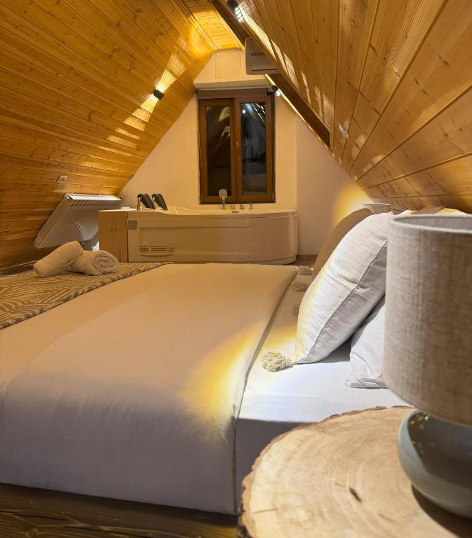 Una cama o camas en una habitación de Valter & Drita's Guesthouse