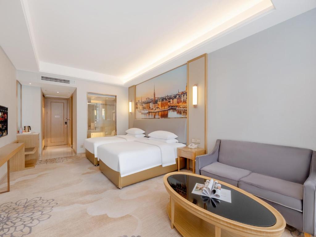 Un pat sau paturi într-o cameră la Vienna Hotel Fuzhou Mawei Banzheng Cultural Scenic Area Branch