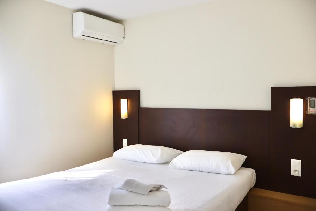 Postel nebo postele na pokoji v ubytování Brit Hotel Essentiel REIMS Taissy