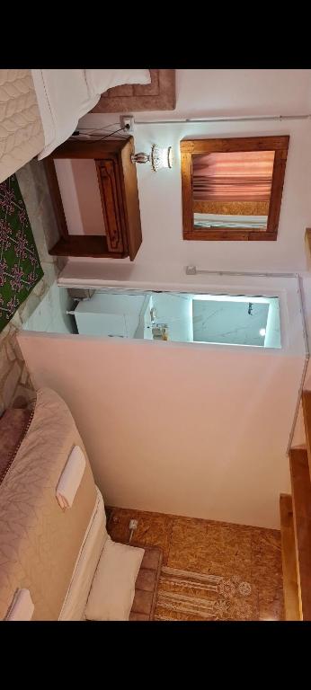 Camera piccola con letto e vasca da bagno. di Mountain Vista Guesthouse Shkafi a Shkodër