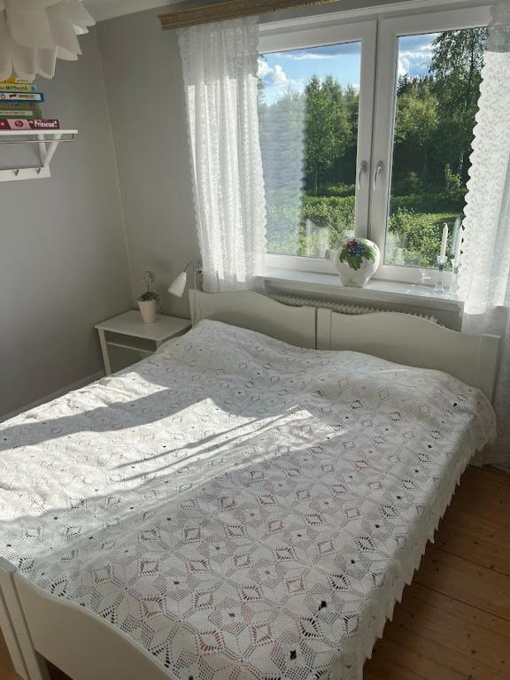 Postel nebo postele na pokoji v ubytování Hallhult