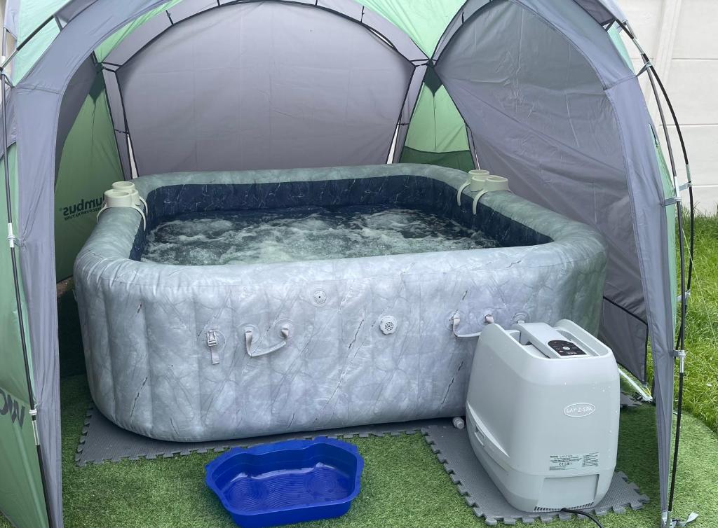 un jacuzzi dans une tente à côté d'une glacière dans l'établissement Chez Pascal et Louna au calme ! Near Paris, transport RER B, Roissy CDG Airport, Disneyland, à Sevran