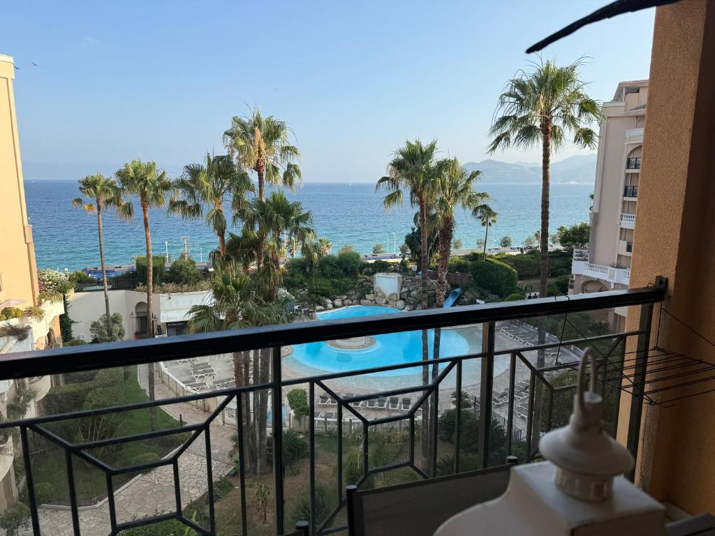 - un balcon offrant une vue sur l'océan dans l'établissement a 2 minutes de la plage vue mer et piscine, à Cannes