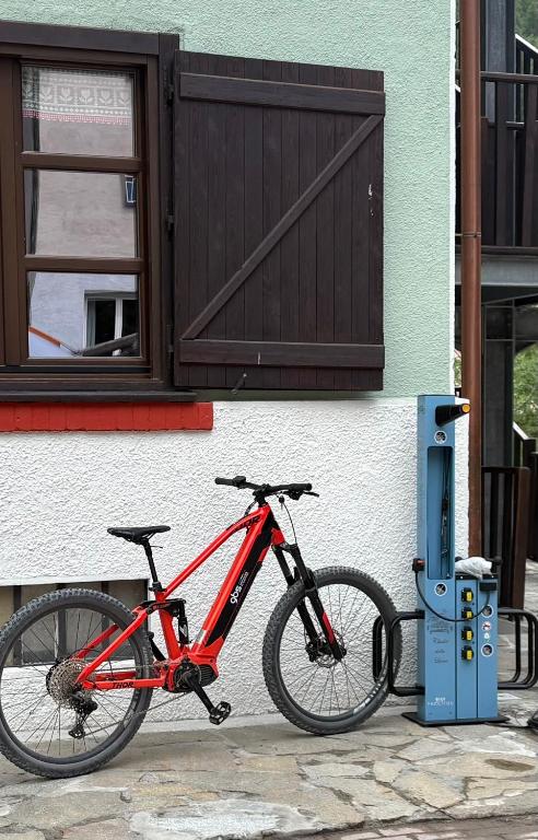 a red bike parked in front of a building at Chalet della Luna questo non è un albergo è quello che cercavi in Claviere