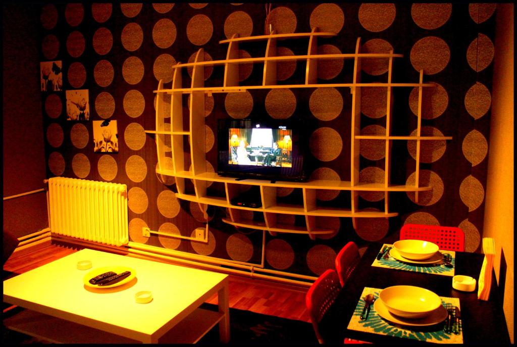 um quarto com uma mesa e uma televisão na parede em Bayındır Konuk Evi em Ancara