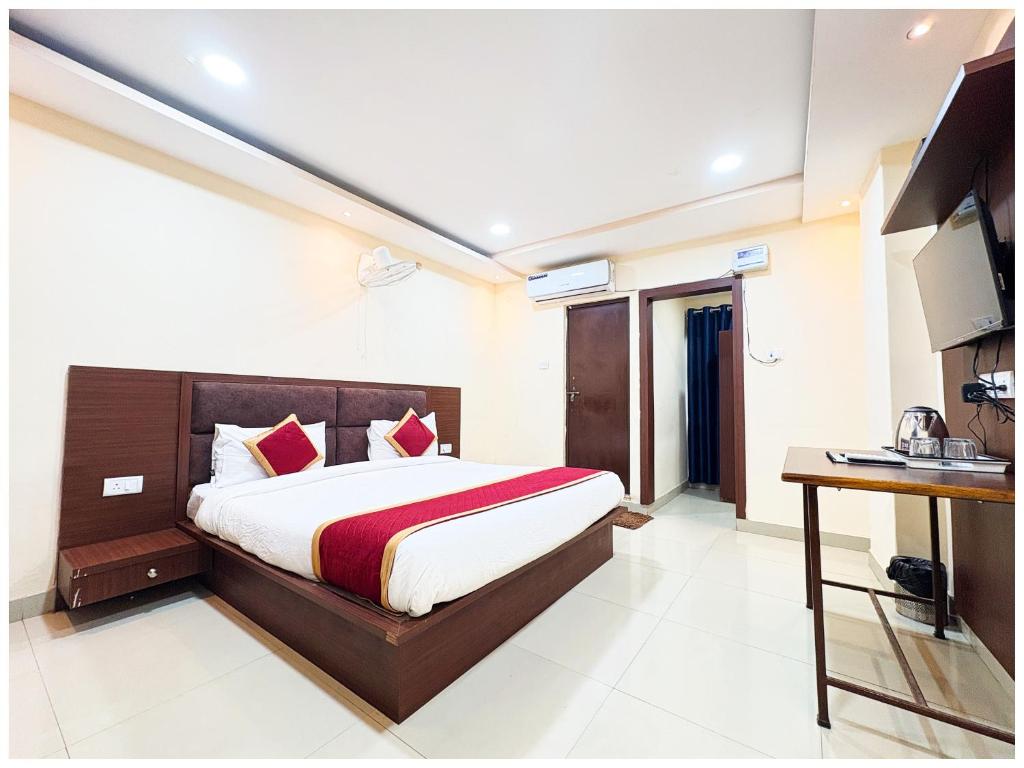 Postel nebo postele na pokoji v ubytování "Kashi Residency" Best Hotel in Varanasi with free wifi and Air Conditioning Room