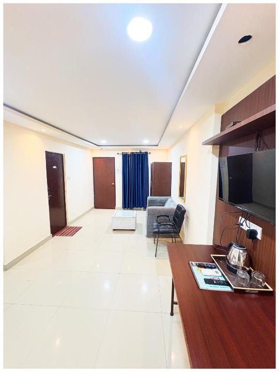 TV a/nebo společenská místnost v ubytování "Kashi Residency" Best Hotel in Varanasi with free wifi and Air Conditioning Room