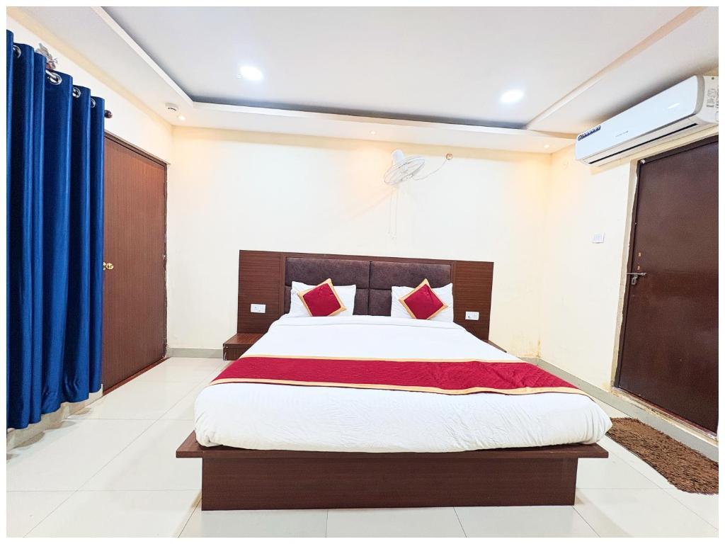 Postel nebo postele na pokoji v ubytování "Kashi Residency" Best Hotel in Varanasi with free wifi and Air Conditioning Room