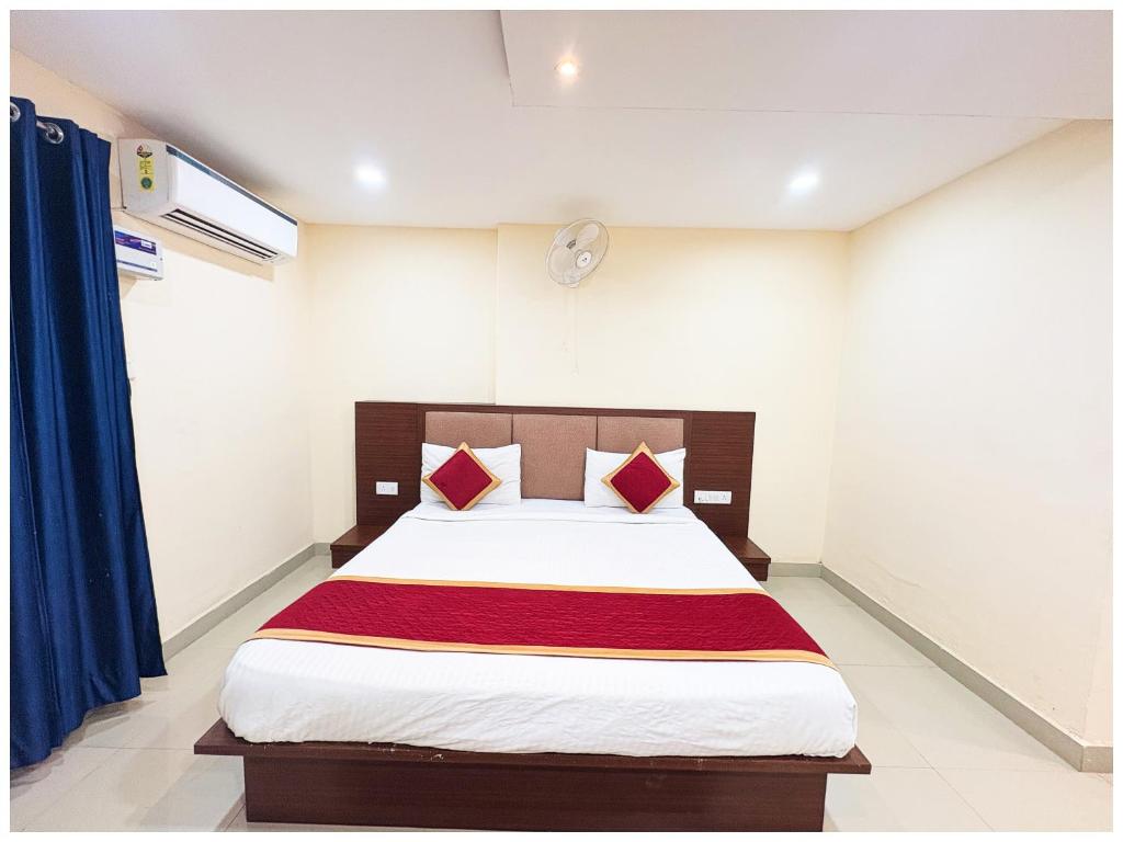 Postel nebo postele na pokoji v ubytování "Kashi Residency" Best Hotel in Varanasi with free wifi and Air Conditioning Room