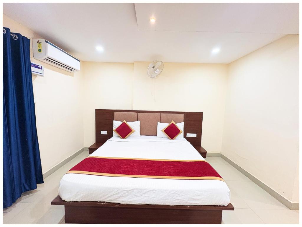 Postel nebo postele na pokoji v ubytování "Kashi Residency" Best Hotel in Varanasi with free wifi and Air Conditioning Room
