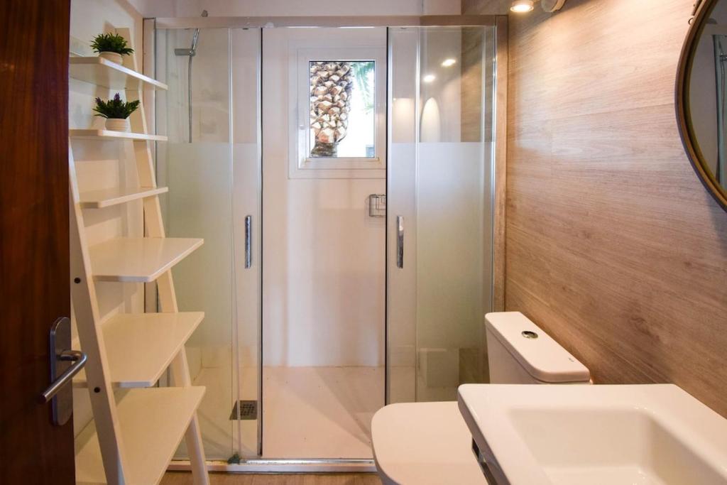 Reserva septiembre,octubre Apartamento piscina y playa junto Cap D Artrutx cerca Ciudadela في سون كسورغير: حمام مع دش ومرحاض ومغسلة