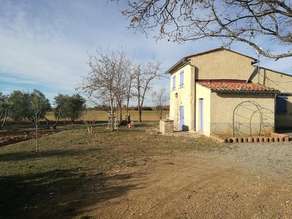 un piccolo edificio bianco in mezzo a un campo di Le Bastidon de Dudule a Montagnac