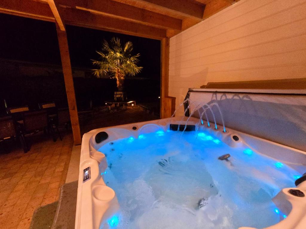 Gambar di galeri bagi De Corner van Zeeland met jacuzzi di Sint Annaland