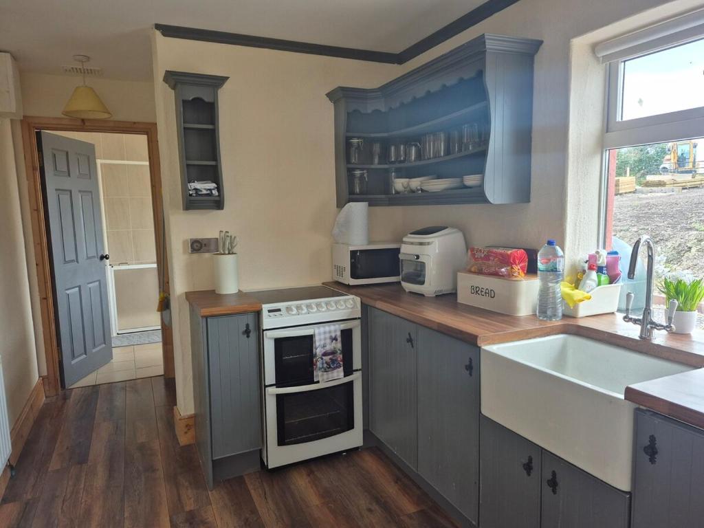 O bucătărie sau chicinetă la Katies cottage keash