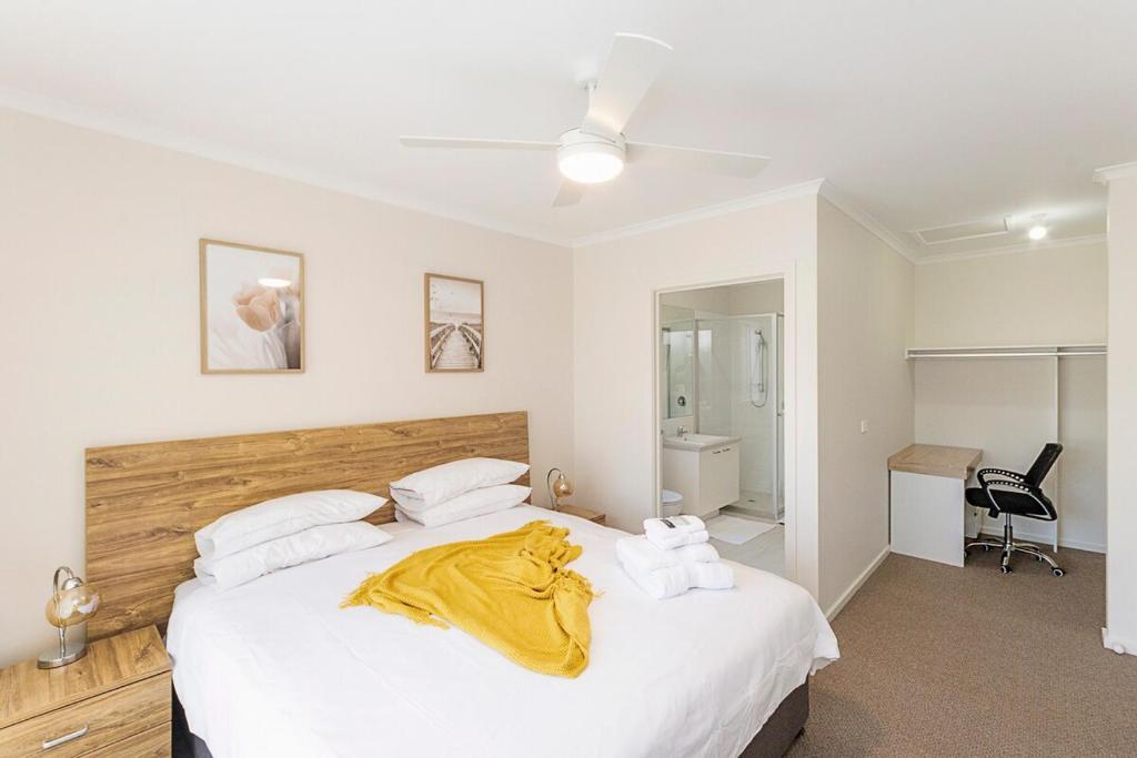 a bedroom with a large bed with towels on it at MV-Giraffe 4 bedroom x 3 bathroom in Hamilton