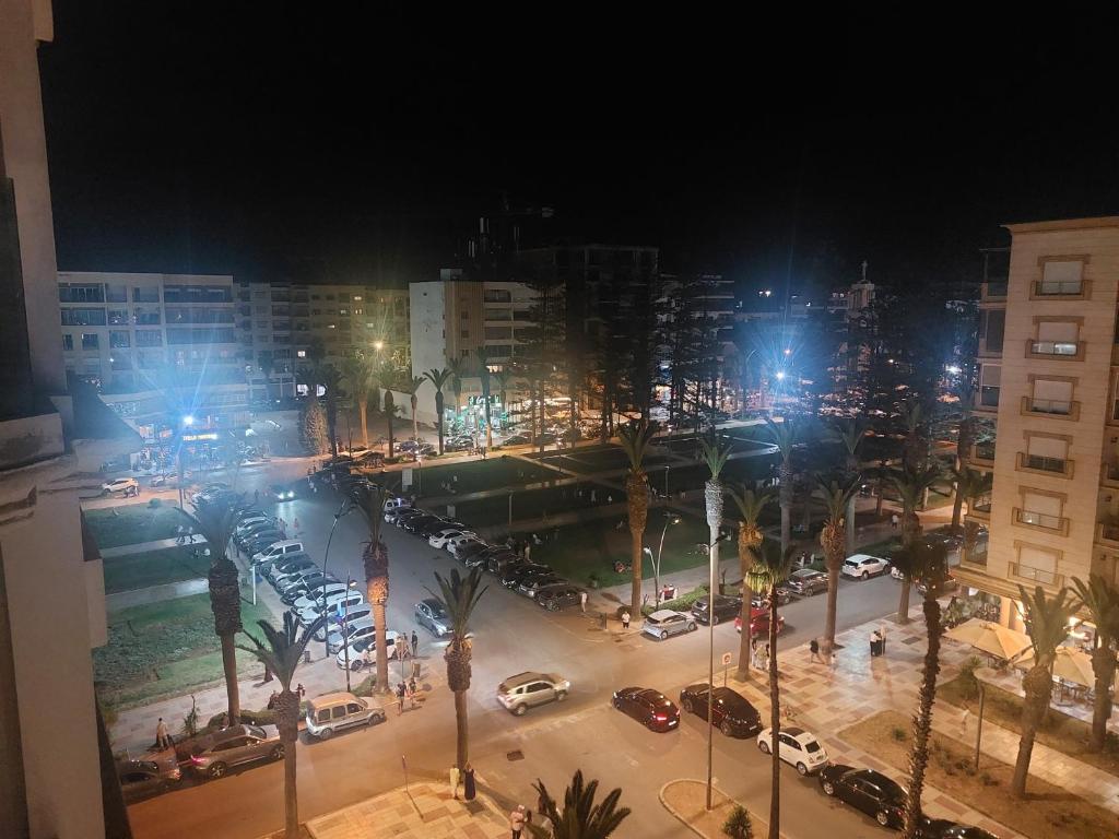 穆罕默迪耶Très joli appartement vue sur parc 5 min de la plage du centre mohammedia的夜间停车的城市