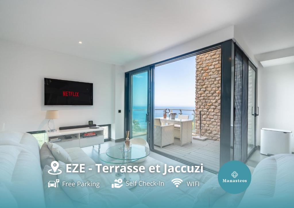 un salon avec vue sur l'océan dans l'établissement Duplex - Terrasse vue mer & Jacuzzi - Parking - DU, à Èze