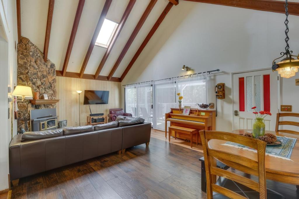 Μια τηλεόραση ή/και κέντρο ψυχαγωγίας στο Big Bear Cabin w Game Room Mins to Ski