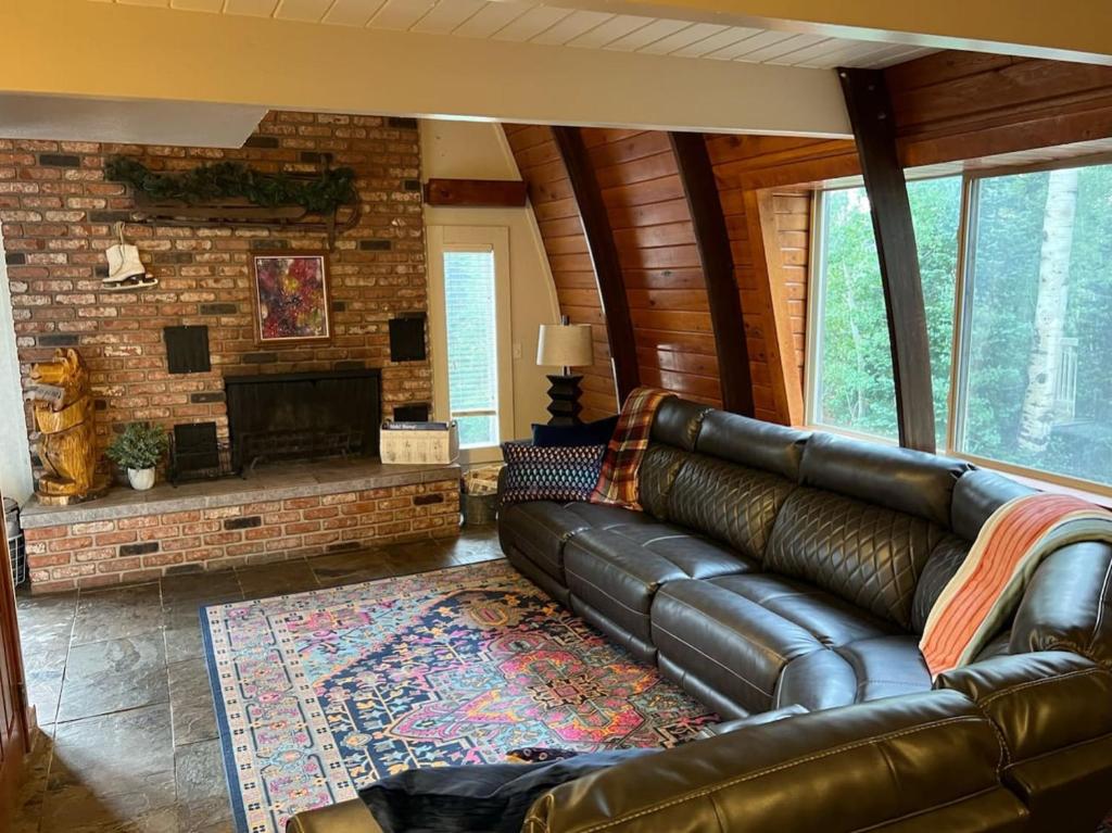 Posezení v ubytování Massive Cabin Ski in Ski Out and Games