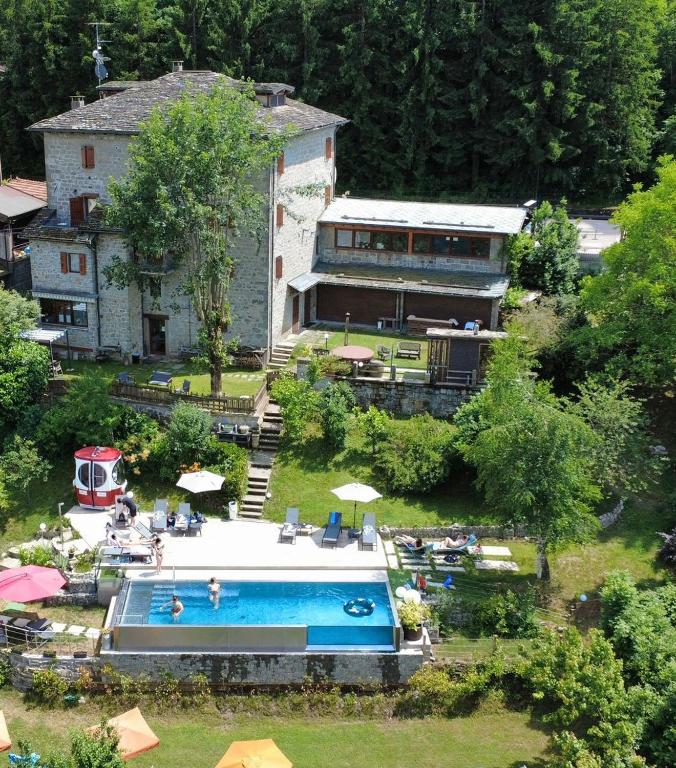 an aerial view of a house with a swimming pool at R&B Casa Benassi in Riolunato