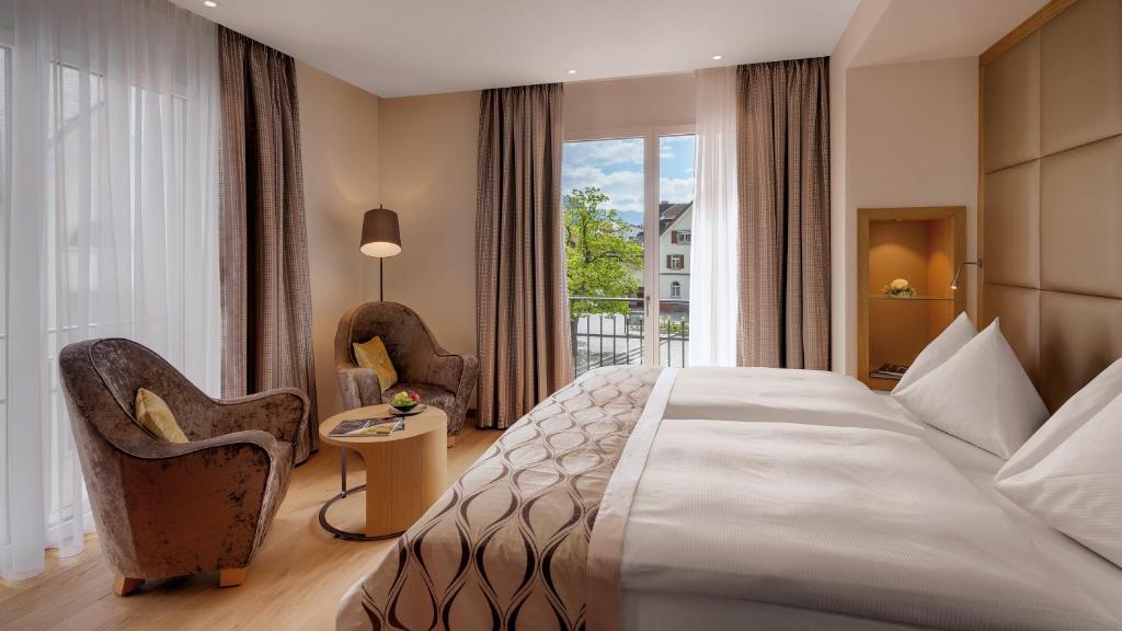 Postel nebo postele na pokoji v ubytování Hotel Alte Post Bonaduz