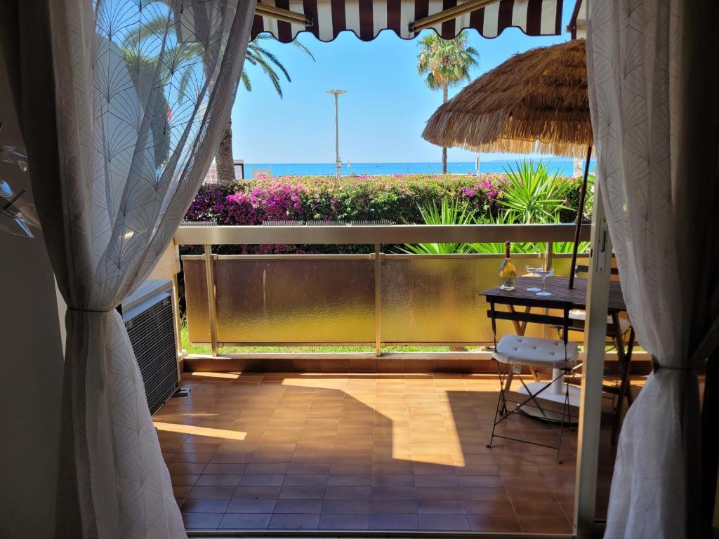 un balcon avec une table et une vue sur l'océan dans l'établissement Le Diarama, à Saint-Laurent-du-Var