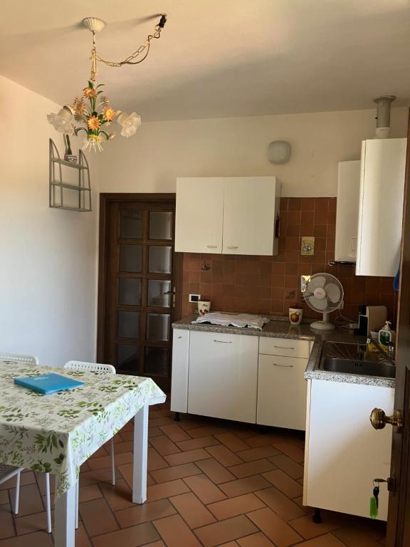 Η κουζίνα ή μικρή κουζίνα στο Appartamento Piazza di Montese 1