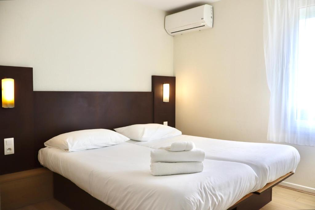 Postel nebo postele na pokoji v ubytování Brit Hotel Essentiel REIMS Taissy