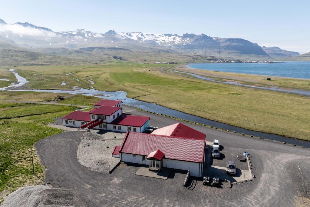 una vista aerea di una casa con tetti rossi di Kirkjufell Guesthouse and Apartments a Grundarfjordur