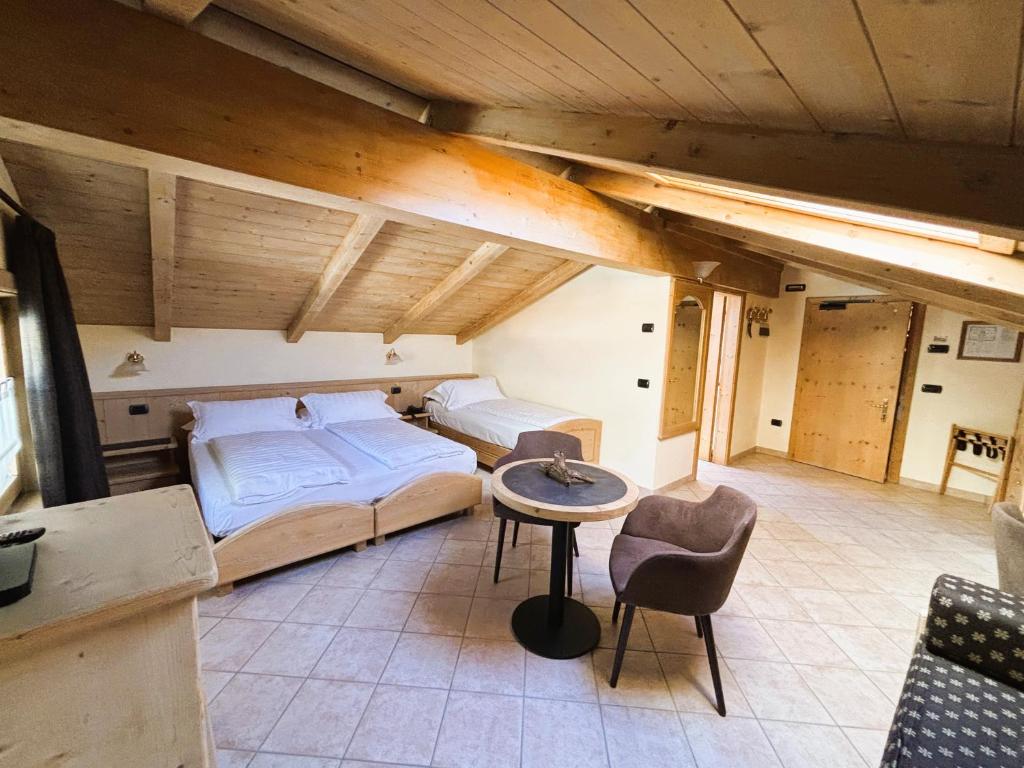 A bed or beds in a room at Hotel Crosal