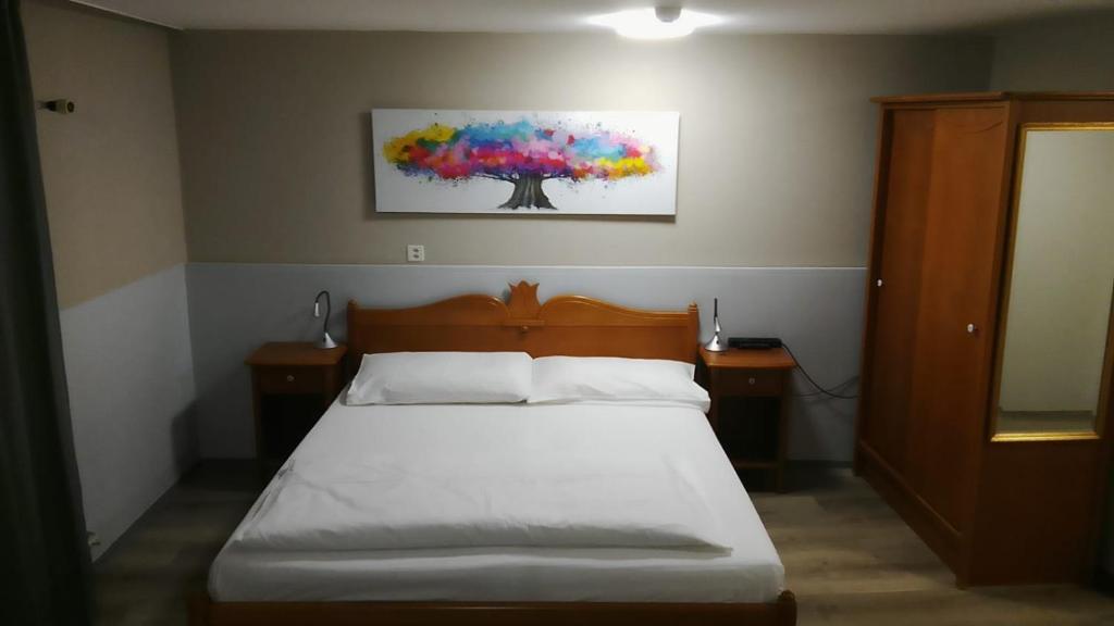 Postel nebo postele na pokoji v ubytování Hotel Rheinfall