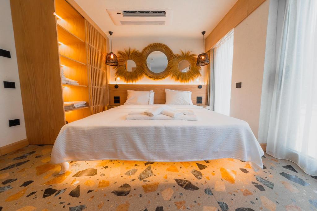 En eller flere senge i et værelse på Casa Colore Boutique House