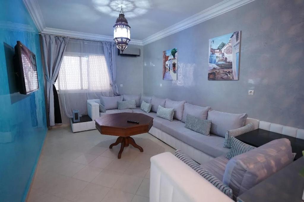 Χώρος καθιστικού στο Apartment in Ryad Sofia Martil 2 bedrooms all comforts