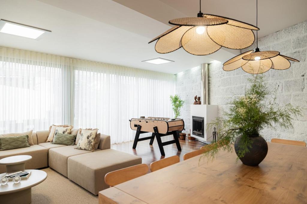 una sala de estar con un sofá y una mesa en Mónaco House, en Ponta Delgada